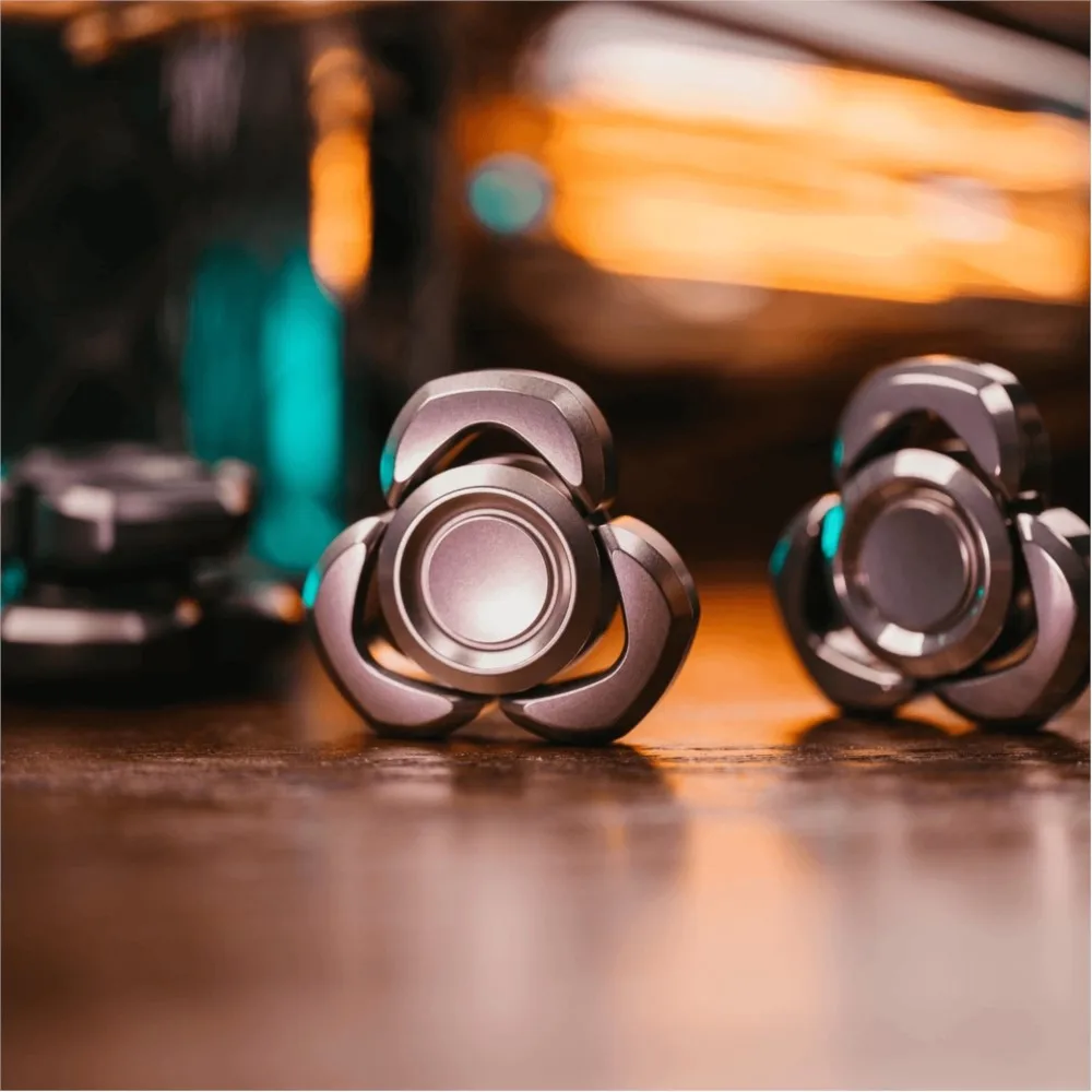 FeiFeiEDC Moonlight Fidget Spinner Three-Bladed Metal Stress Relief Toys Hand Spinner Novelty Toy Portable Office Accessories