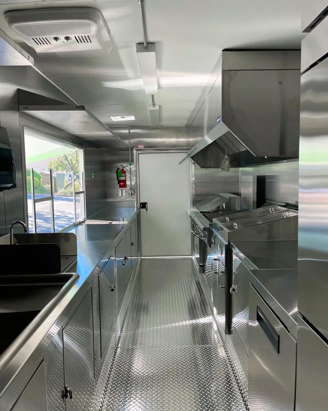 Мобильный кухонный прицеп большой емкости с двойными зонами приготовления пищи, созданный для занятых мероприятий и общественного питания