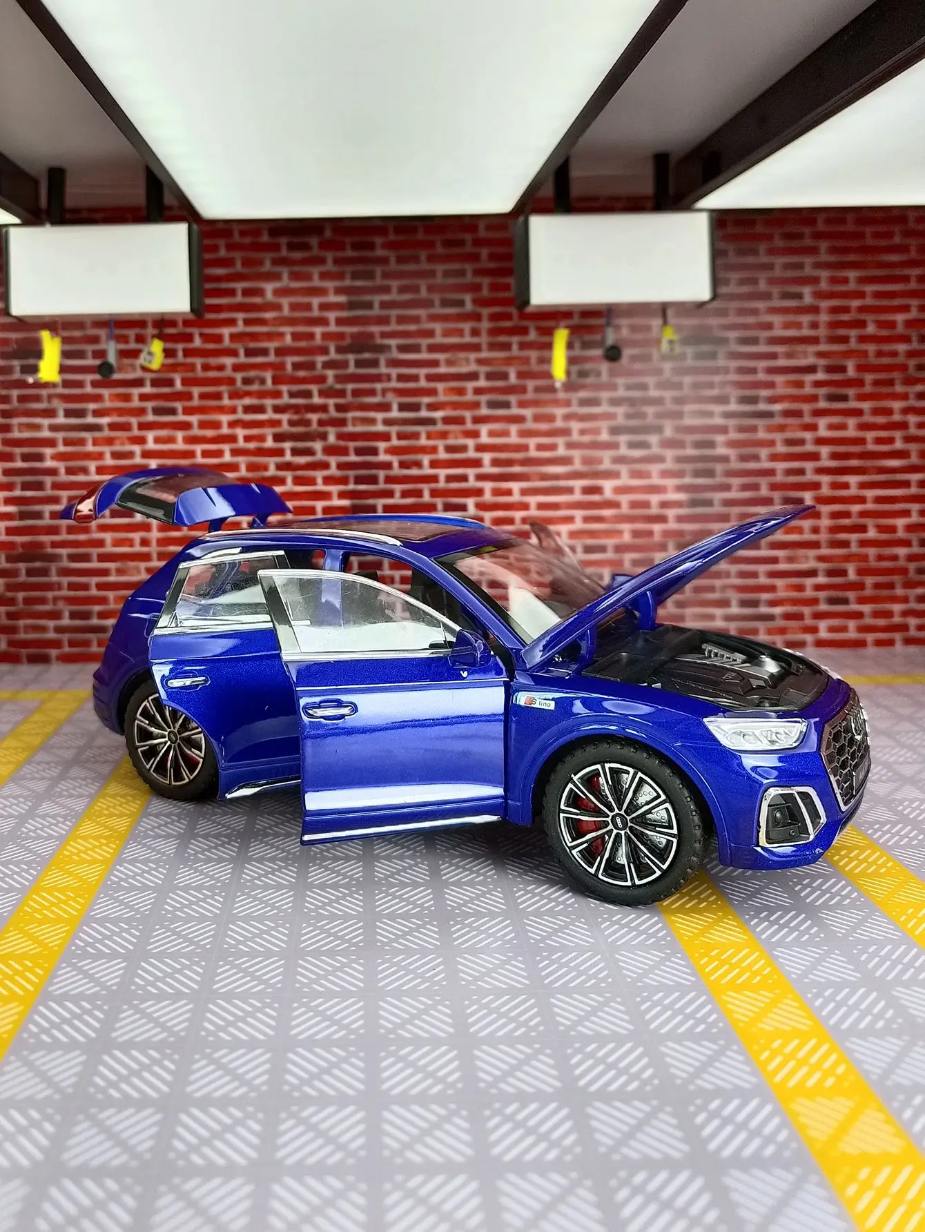 

1:24 Q5 alloy off-road vehicle model car ornaments acousto-optic pull back boy toy with rich details fine workmanship