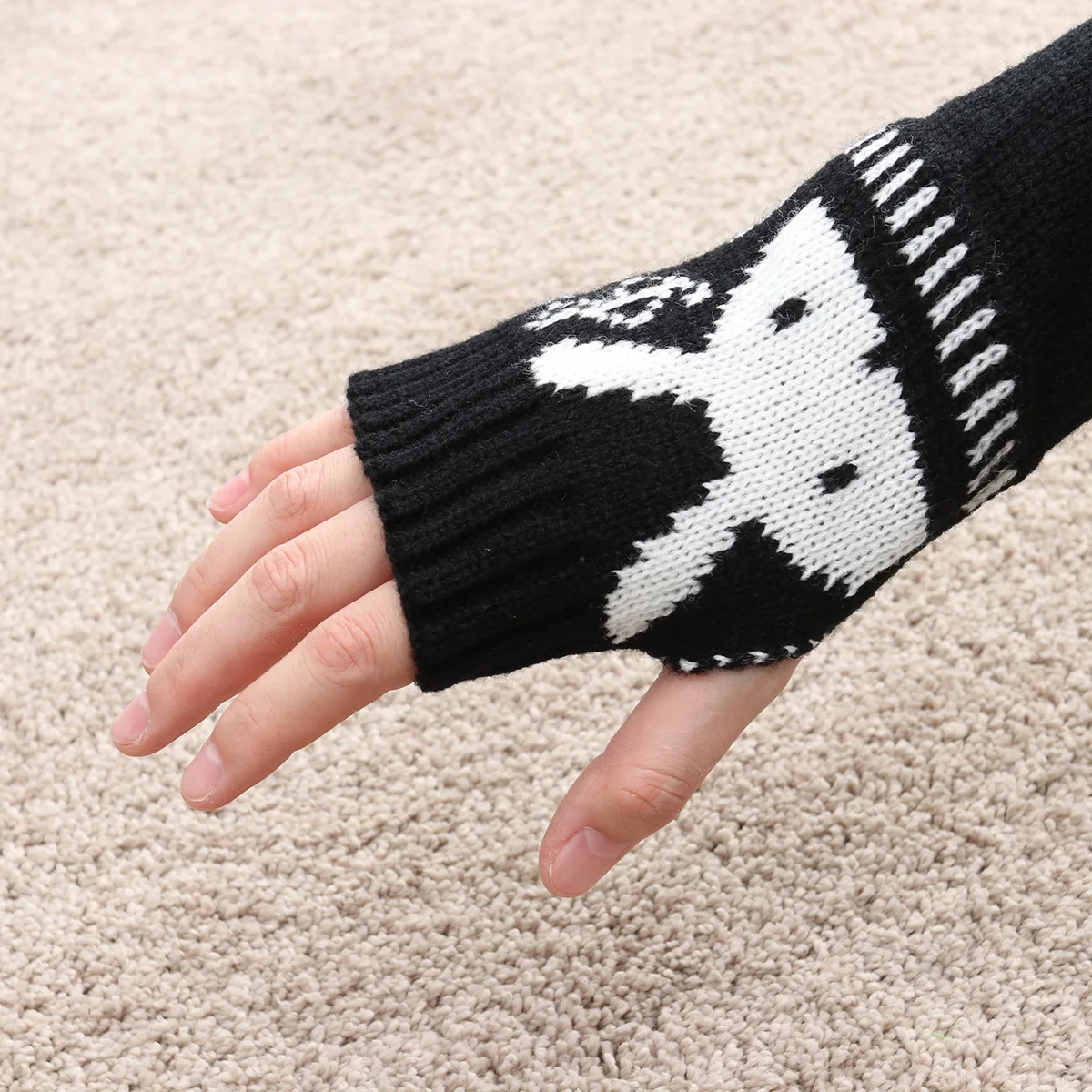 زوج من قفازات الصوف لتدفئة الذراع برأس أرنب أسود طويل بدون أصابع قفازات شتوية بفتحة إبهام خفيفة الوزن للذراع للطقس البارد