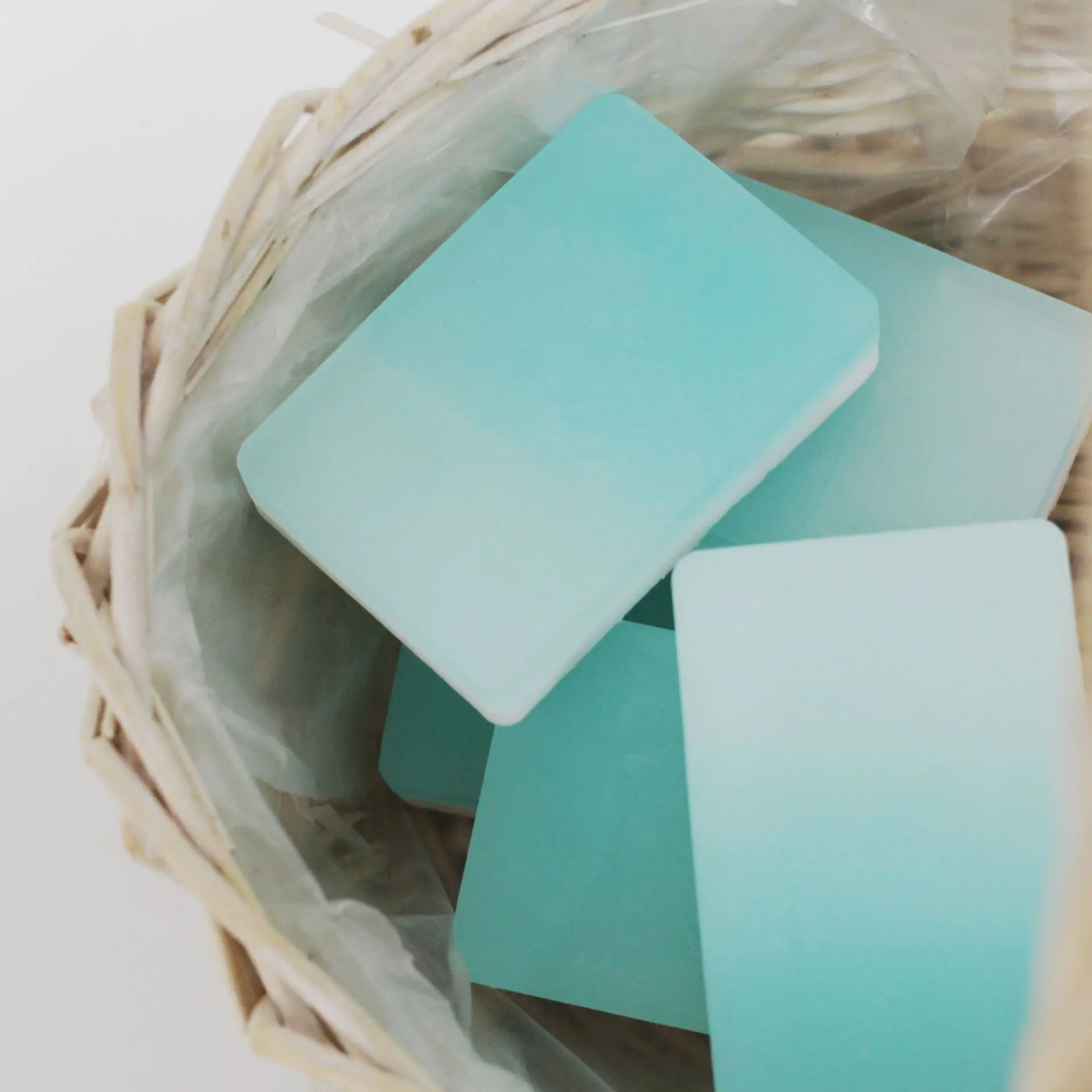 

Blue Sea Salt Gradient Essential Oil Soap Handmade Cleansing Soap Clean and Moisturizing Wholesale Soap