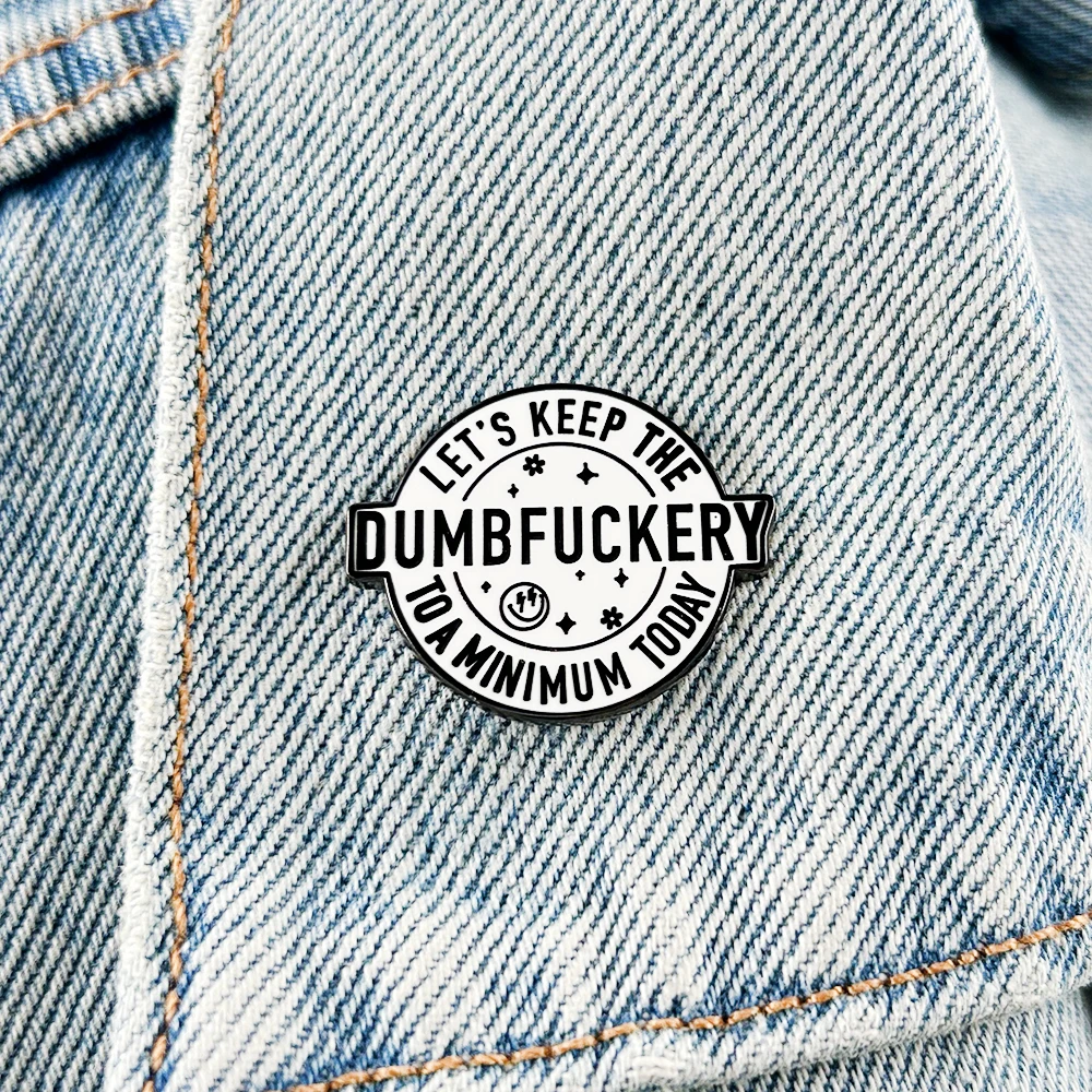 Lasst uns heute den Dummheitsgrad auf ein Minimum reduzieren. Emaille-Anstecker, „Smash Declaration“-Brosche, sarkastisches Abzeichen, originelles, lustiges Schmuckstück, Geschenk. – Detail 6