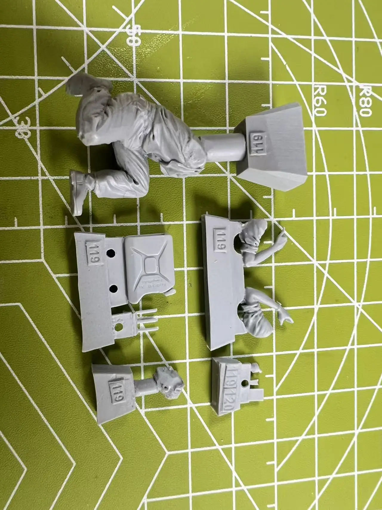 Precision 1/35 Casting Resin Model Soldier Grooming Beard Scene Model Toy Unpainted