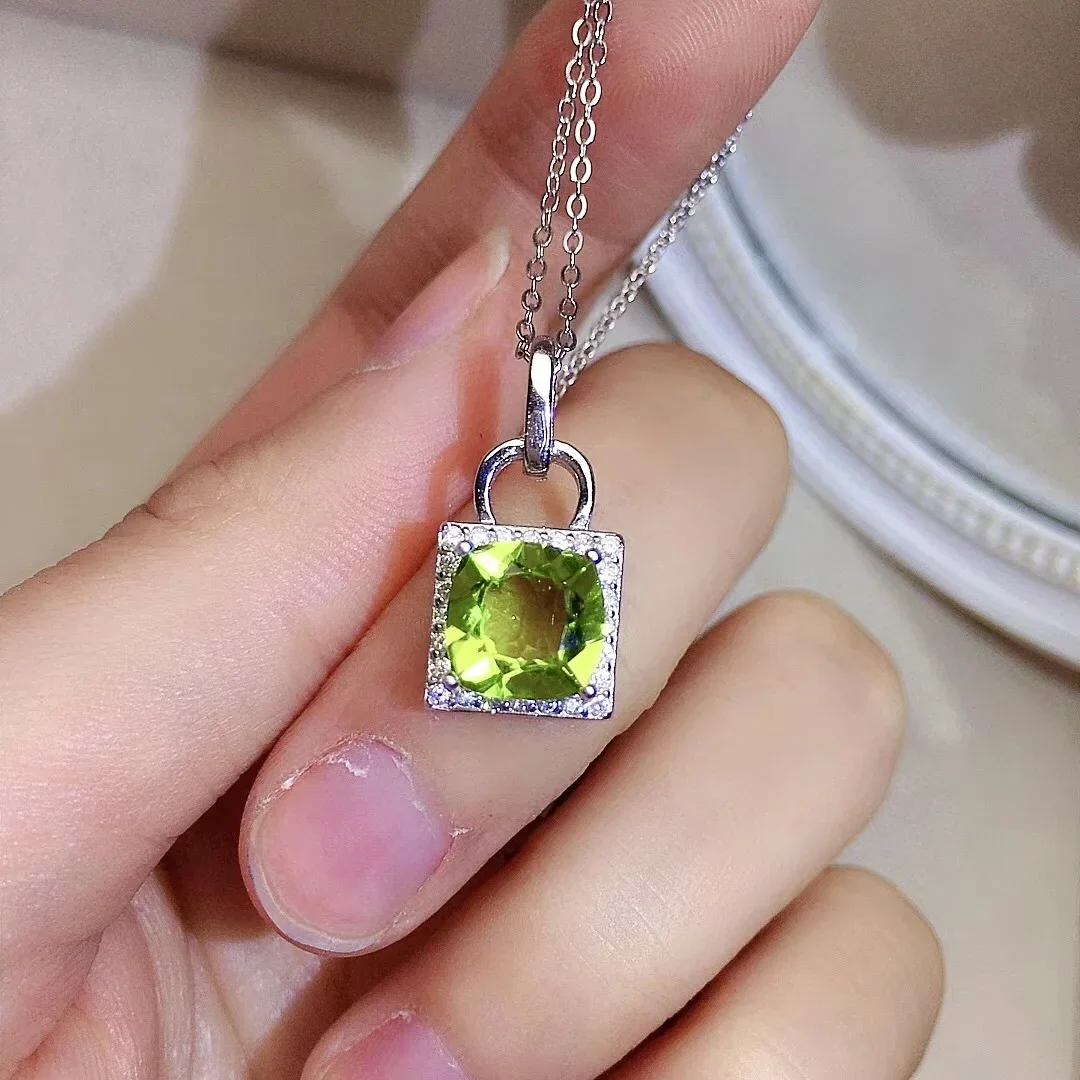 

Fashion Silver Lock Pendant for Daily Wear 2ct 8mm VVS Grade Natural Peridot Ring Solid 925 Silver Peridot Jewelry