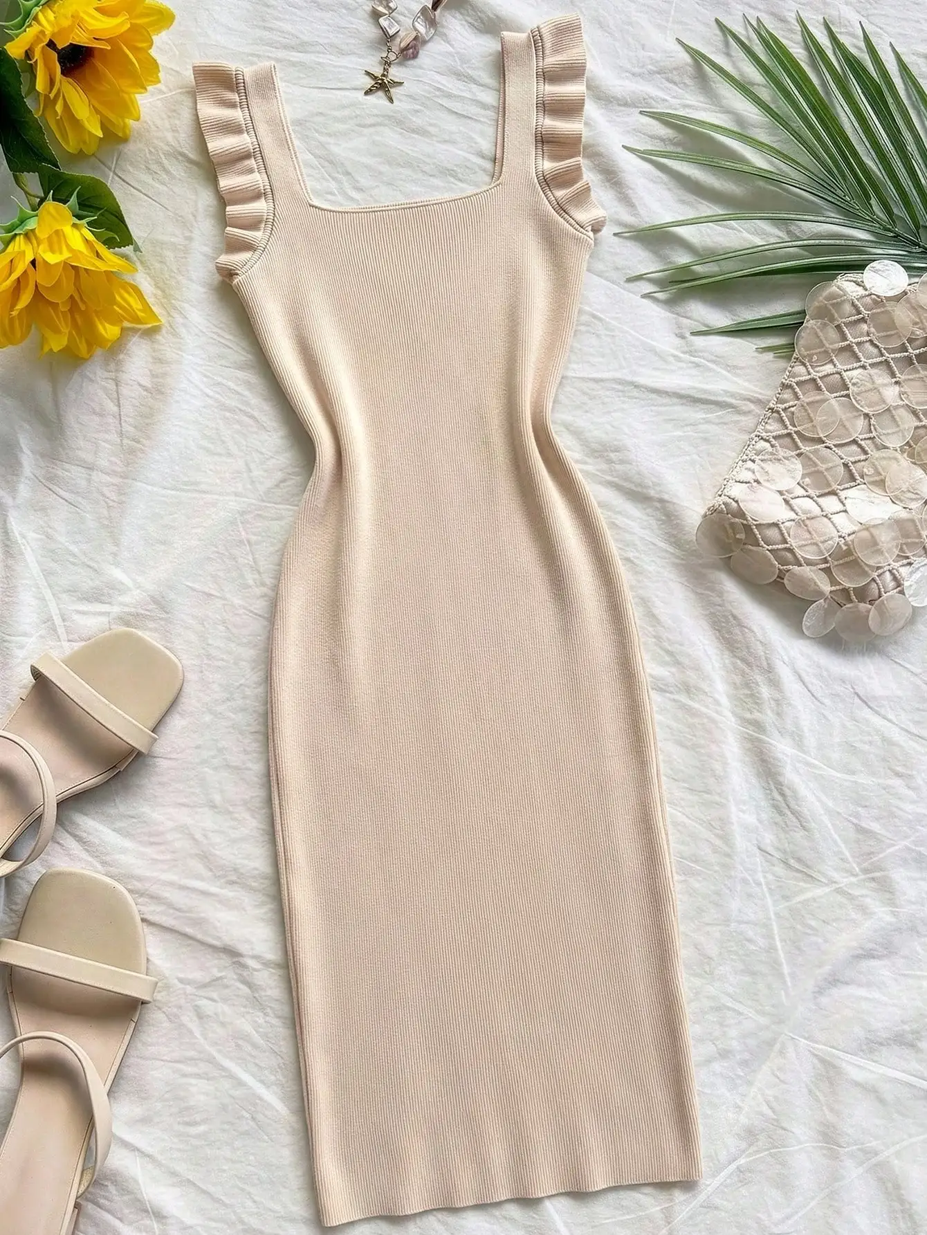 

Женское облегающее миди-платье с квадратным вырезом, рюшами и без рукавов