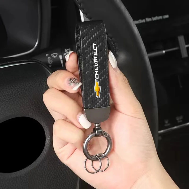 Llavero de fibra de carbono y cuero negro para Chevrolet Captiva Spark Cruze Silverado Beat Groove Aveo Matiz Z71