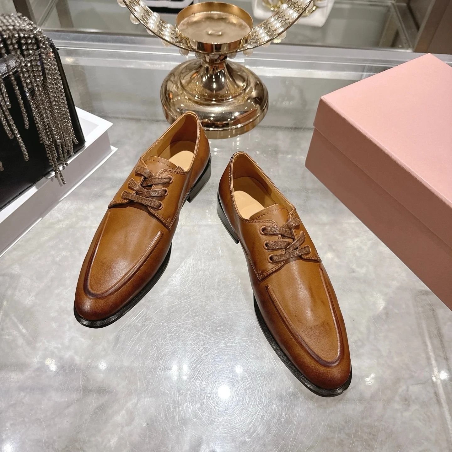 أحذية نسائية مصممة أوائل الربيع أحذية بدون كعب جلدية بنمط جديد