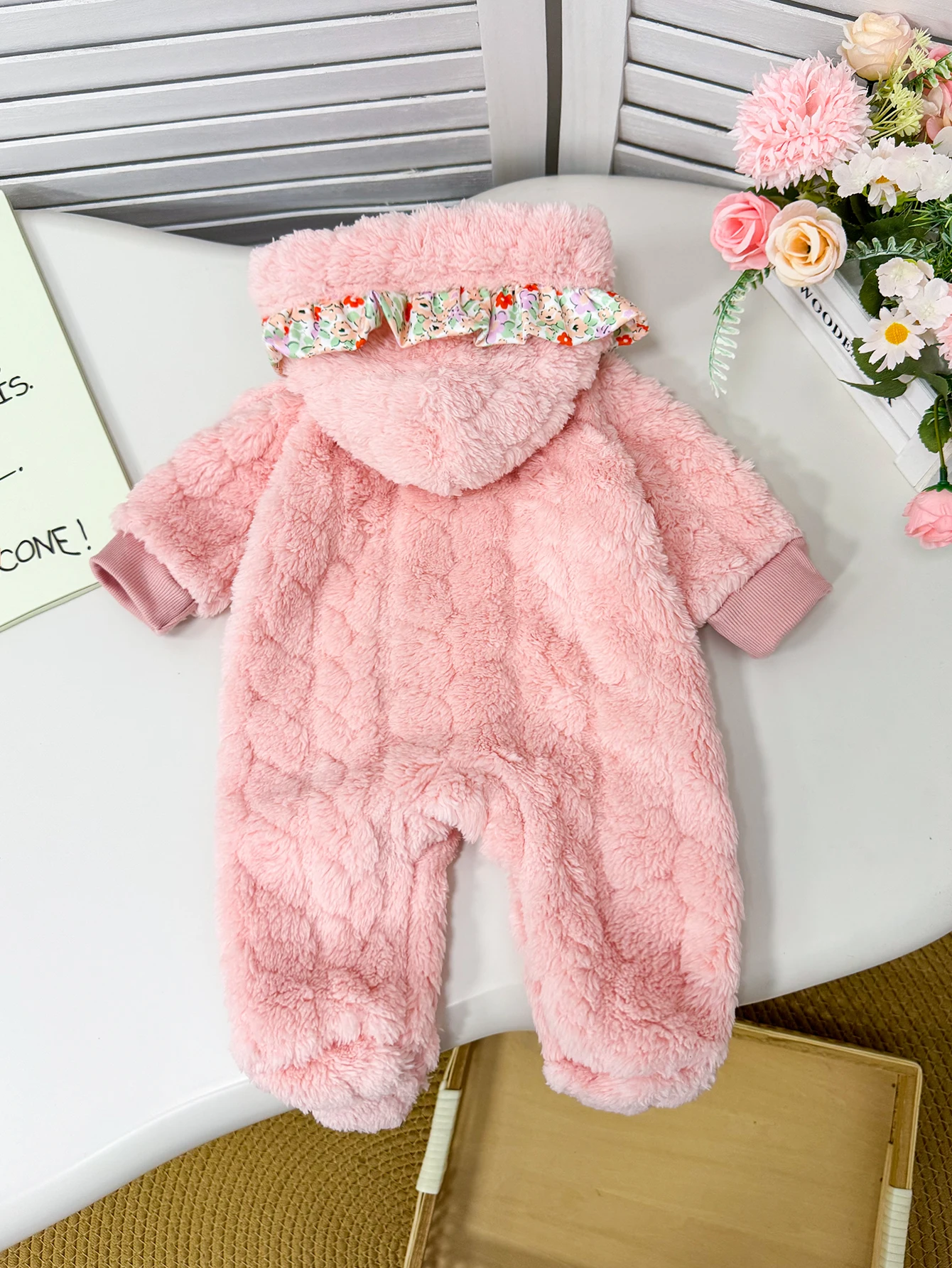 Pelele rosa esponjoso para bebé con capucha, traje suave y cálido para otoño e invierno, estilo callejero que agarra la atención para bebé