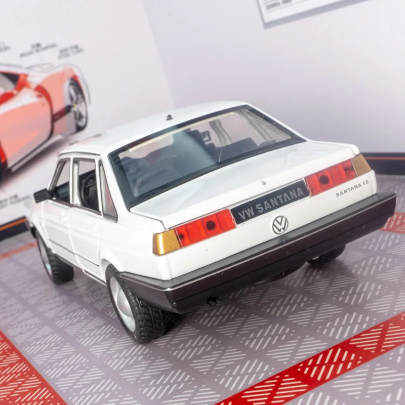 

1:24 модель автомобиля из сплава Volkswagen Santana, акустооптическая 6-дверная детская модель с имитацией звука и функций освещения, богатые детали