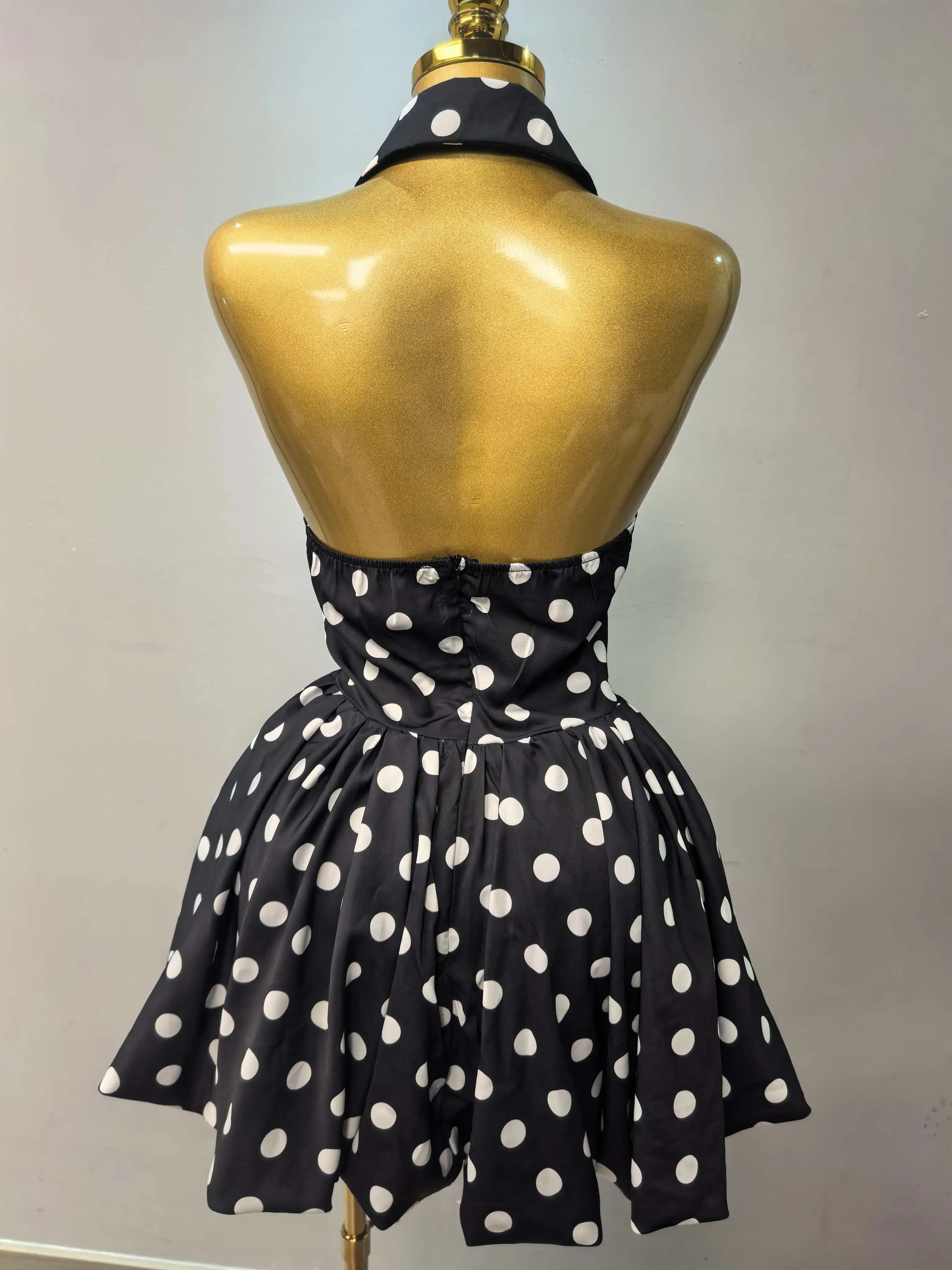 ชุดเดรสสั้นลายจุดสำหรับวันหยุดพักผ่อนฤดูร้อนสไตล์ฝรั่งเศสสำหรับผู้หญิง แบบเปิดหลัง สายคล้องคอ เซ็กซี่ เหมาะสำหรับงานปาร์ตี้ ดีไซน์หรูหรา ทันสมัย น้ำหนักเบา ใช้เป็นชุดว่ายน้ำได้