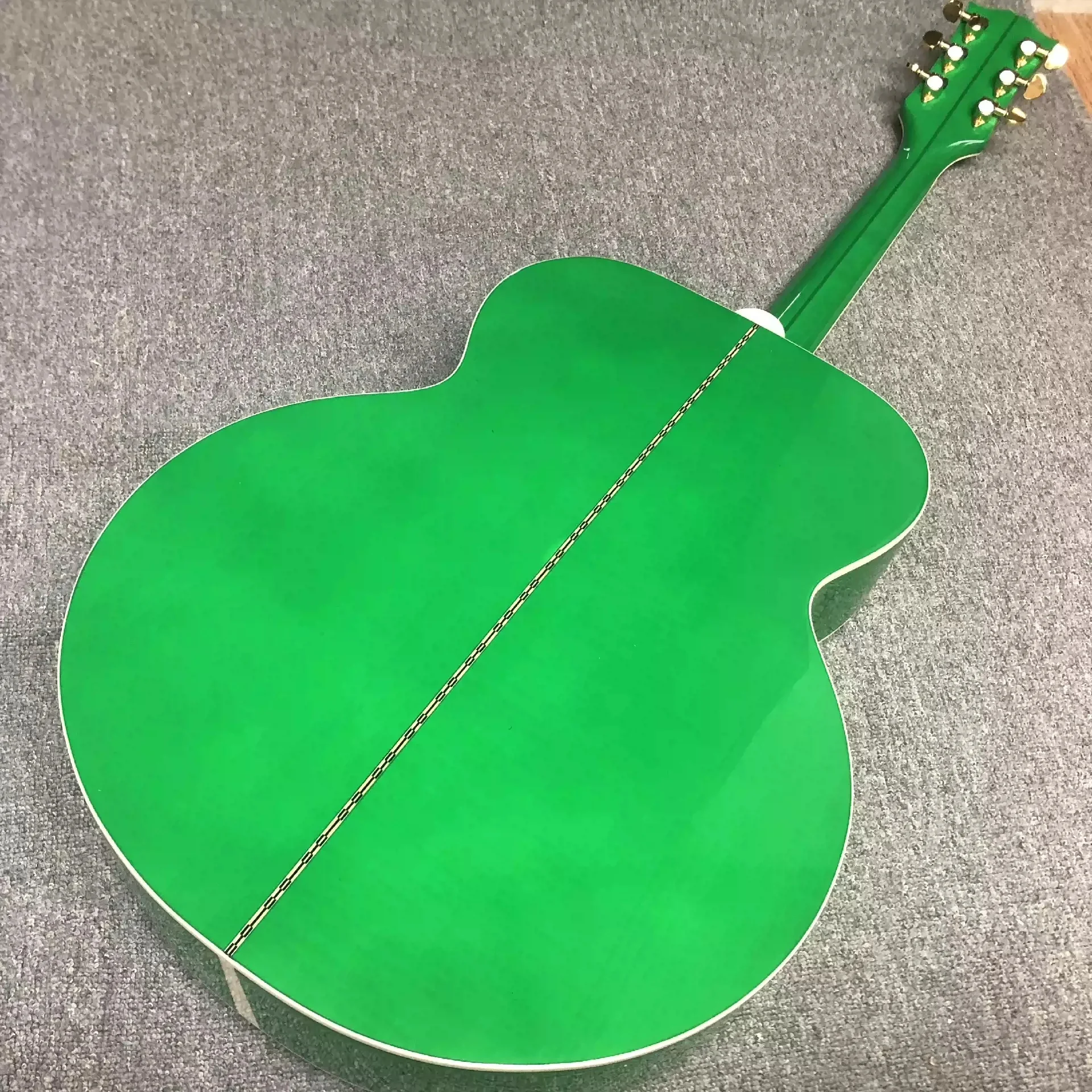 La sección de madera maciza lacada verde serie J200 de 43 "se refiere a tocar guitarra acústica