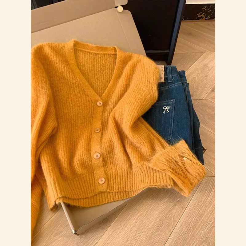 

Autumn Winter Women's Long Sve V-Ne Knitted Sweater Jaet Hollow out Camere Soft Cozy Warm Casual Faion Top