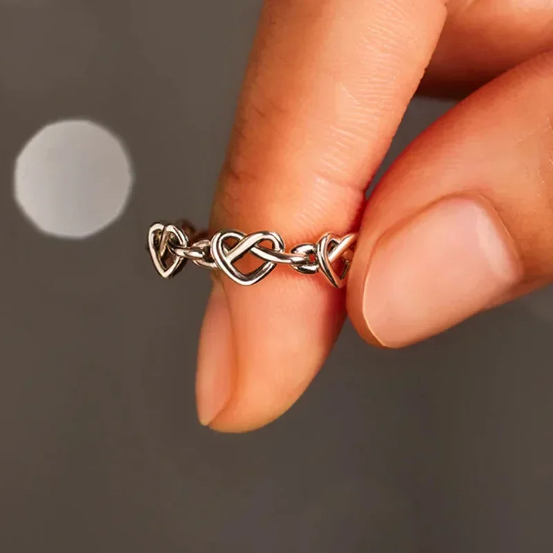 Ladies' Heart-shaped Metallic Attending Banquet Ring, Fashionable, Intersecting Lines, Niche, Personalized Style Accessory