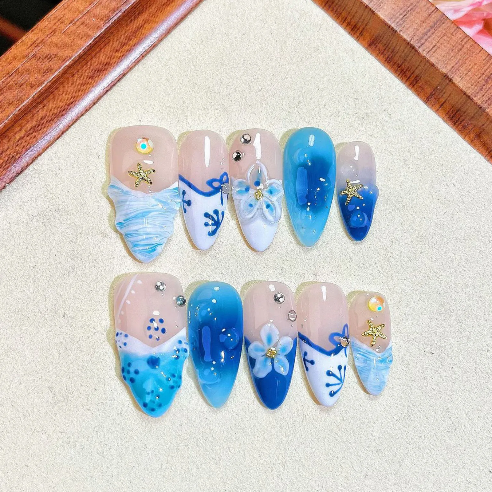 Presse sur les ongles acyrliques bleu Blush sculpté à la main faux ongles avec décor de fleur en cristal amande bleu blanc français faux ongles Art