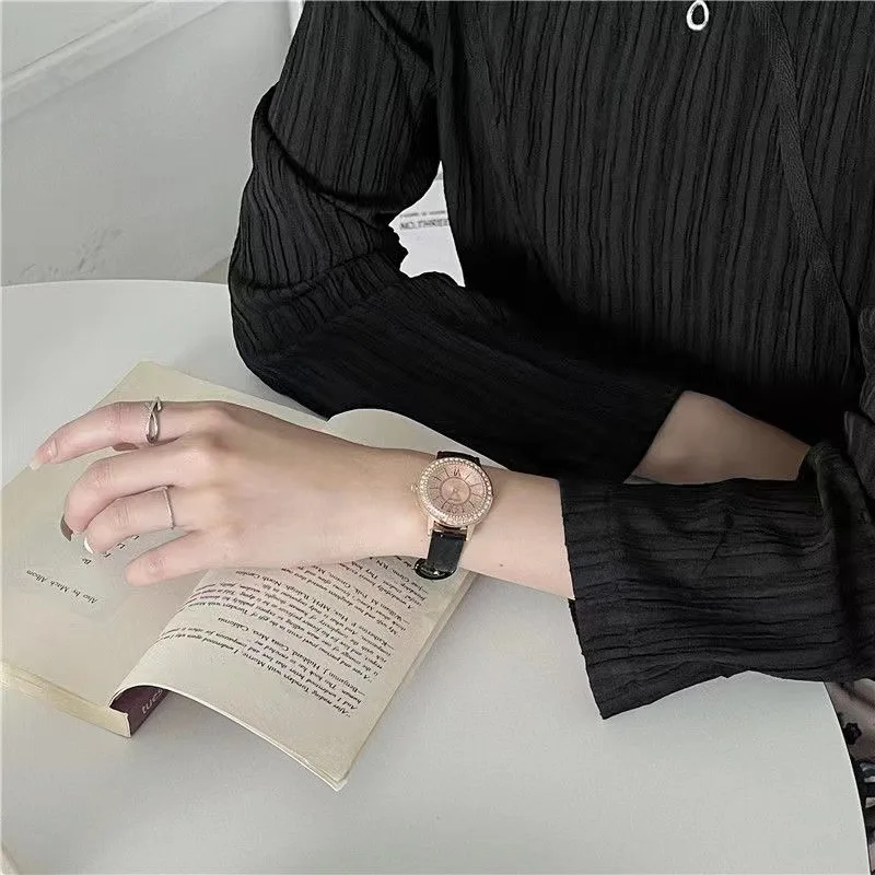 Orologio di design di lusso di marca per donna, cinturino in pelle, orologi eleganti con diamanti, orologio da polso al quarzo da donna con quadrante in oro Roma