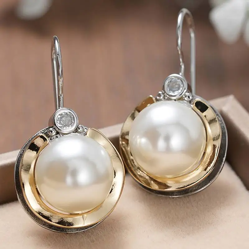 Huitan Zweifarbige Damen-Ohrhänger mit Imitationsperlen, trendiges Party-Accessoire, zart eingelegter, glänzender CZ-Schmuck für Damen, Hochzeit