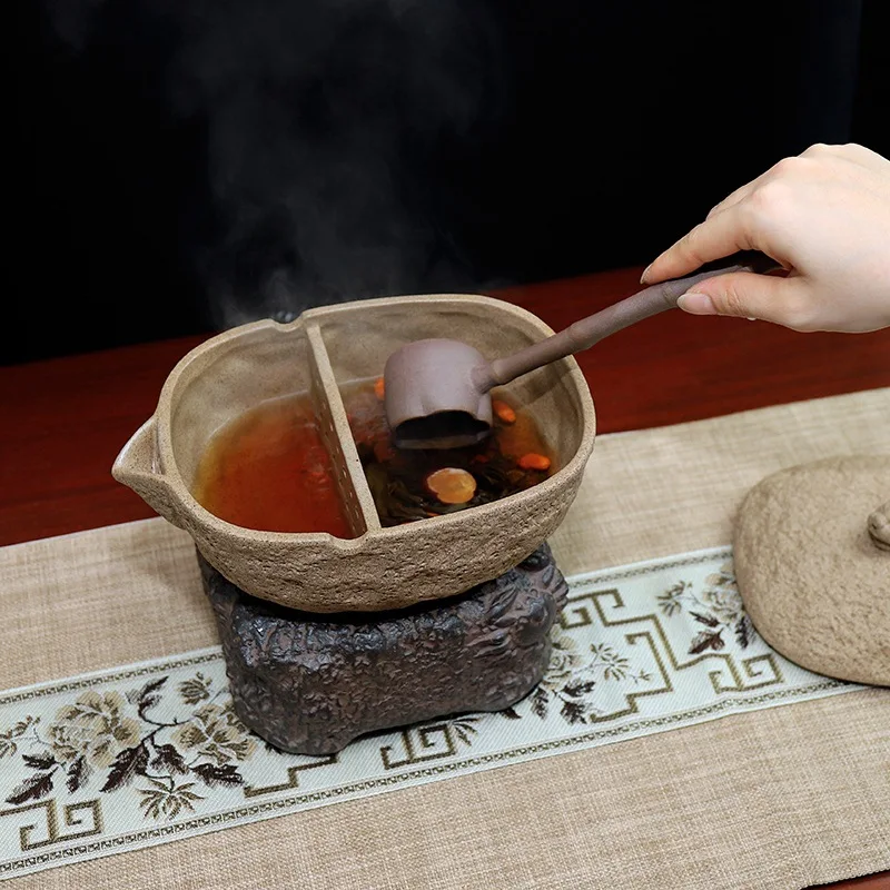 A combination of ancient methods, rough pottery, tea bowls, and a stove for brewing tea. The ancient method of pot tea boiling,