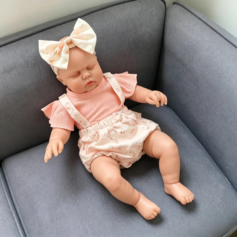 poupees-reborn-bebe-fille-60-cm-peau-foncee-corps-en-tissu-modele-pickle-endormie-cheveux-peints-jouet