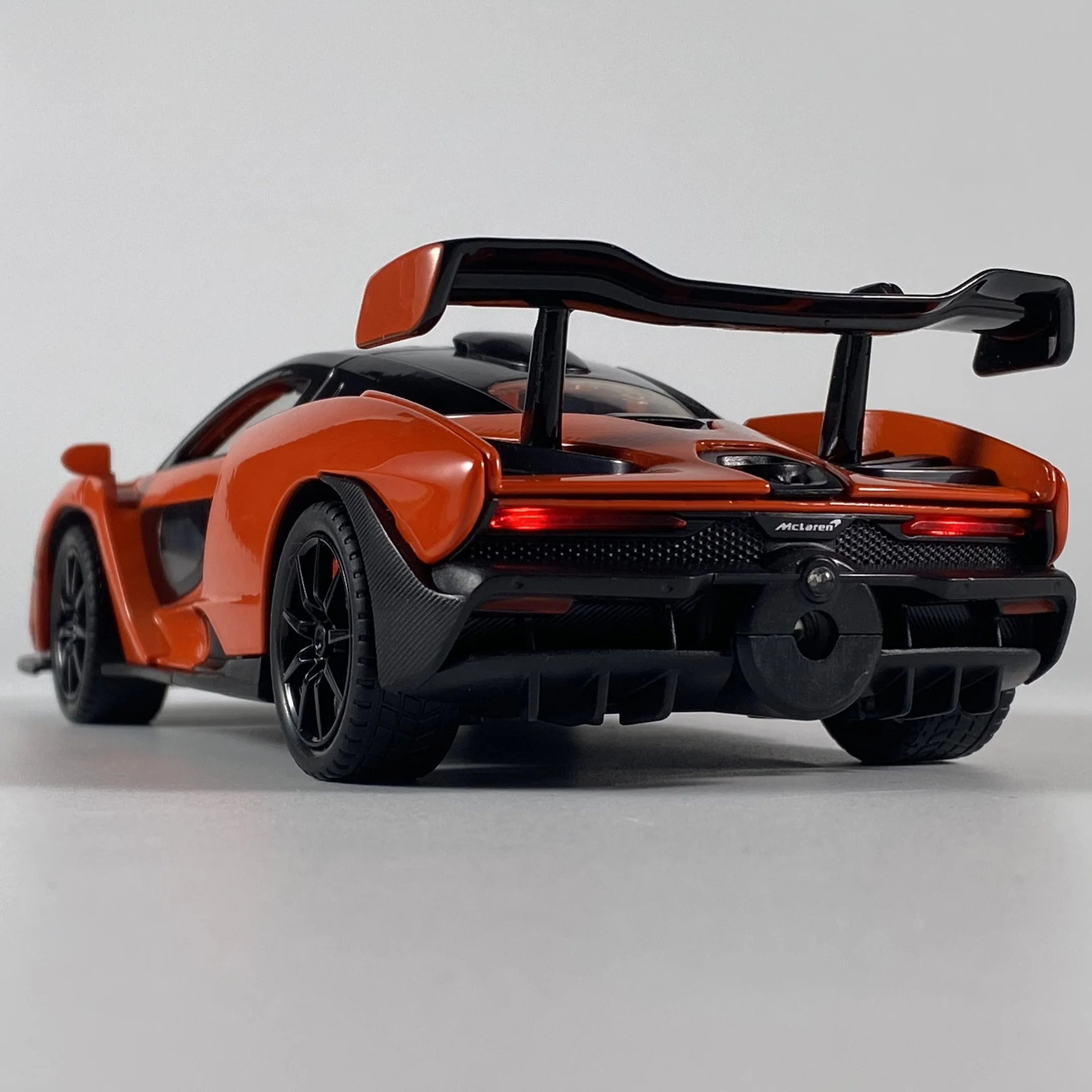 Спрей-1-24-mclaren-senna-супер-спортивный-автомобиль-литье-под-давлением-из-сплава-металлическая-модель-подарки-на-день-рождения-для-мальчиков-украшение-для-настольного-дисплея-детские-игрушки