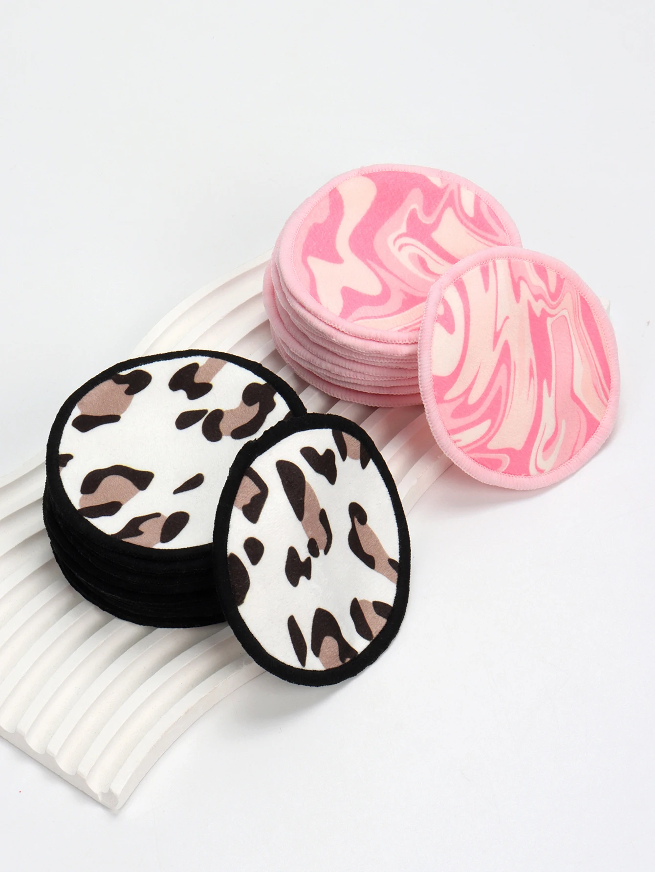 10Pcs Makeup Remover Pads Can Be Soaked in Water and Can Be Removed with Facial Makeup It Can Also Be Used with Makeup Remover.