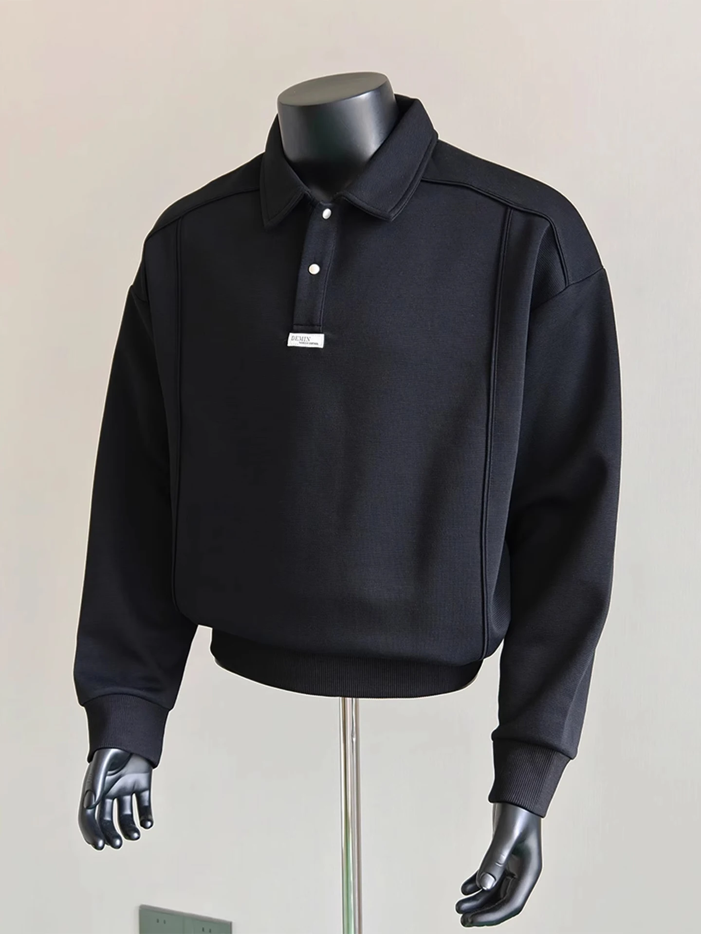 

Мужская осенняя толстовка Bla American Ne Sweatirt с деконструированным воротником Хенли, длинным рукавом, приталенным кроем и базовым дизайном.