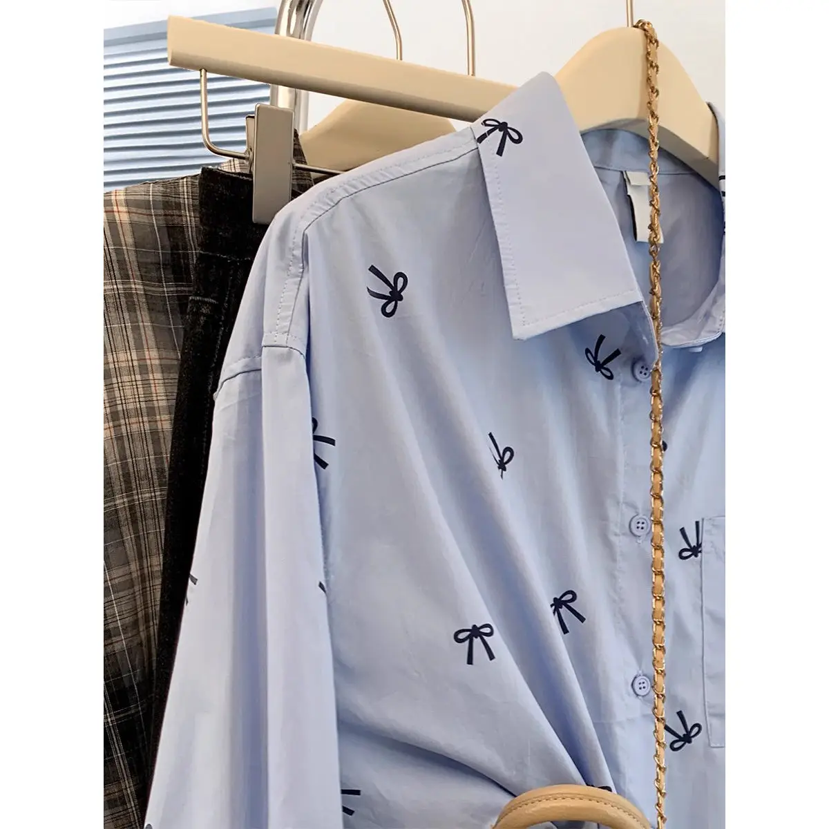 Blauw polokraagshirt met strik voor dames in de lente en herfst New College Style shirt Design top met lange mouwen