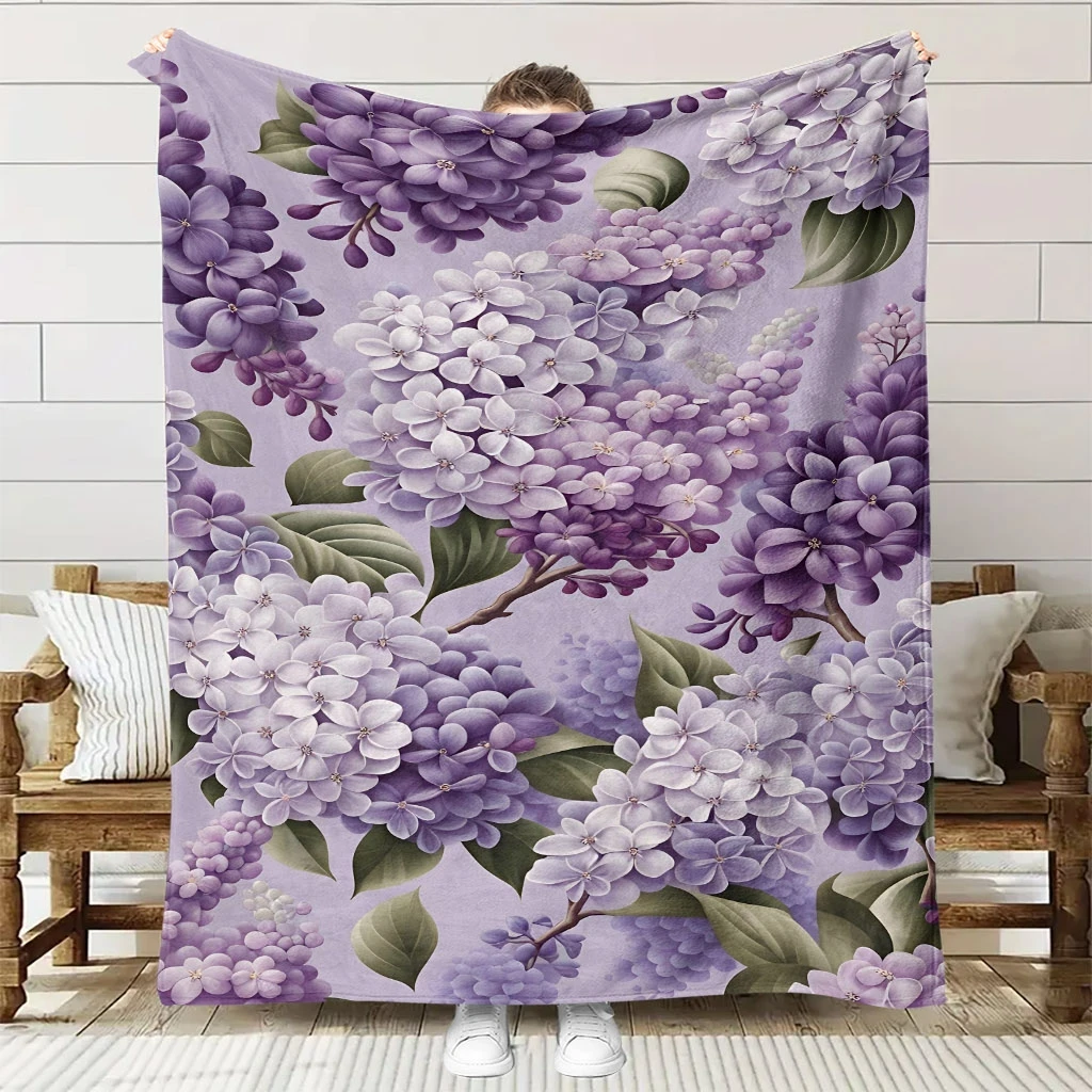 A Soft, Light Purple Floral Patterned Fleece Blanket with High-Definition Digital Printing, Suitable for Use on Sofas And Beds.