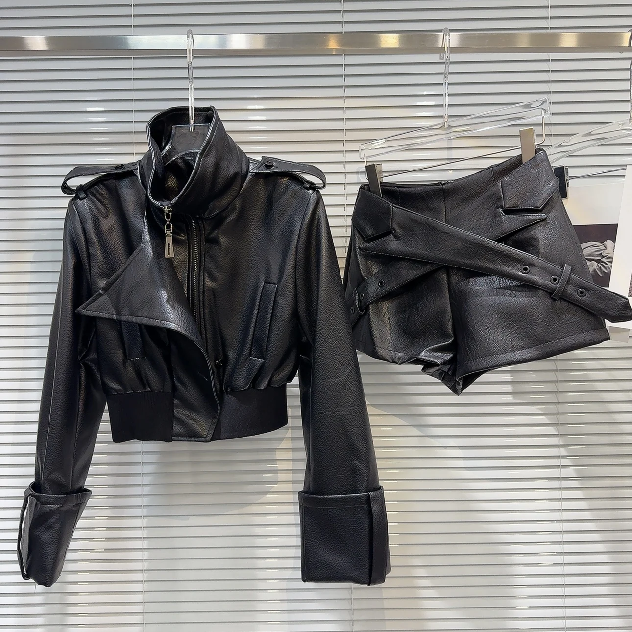 

Модное пальто из искусственной кожи с личи для девочек в американском стиле Sle Hot Girl 2024, комплект из скрещенных кожаных брюк, женский ансамбль Faion