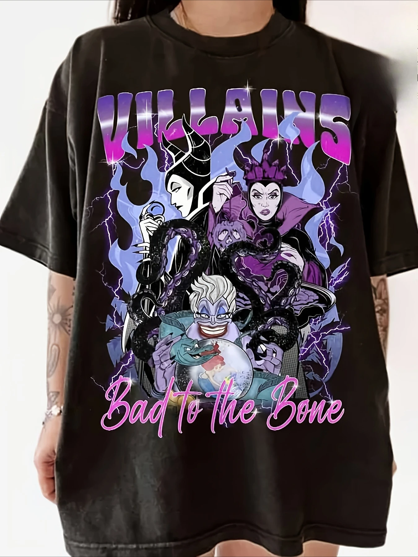 تي شيرت برسومات Vintage Disney Villain "Bad to the Bone" - Mini، Ursula and Cruella Art، قطن مريح برقبة دائرية قصير #1