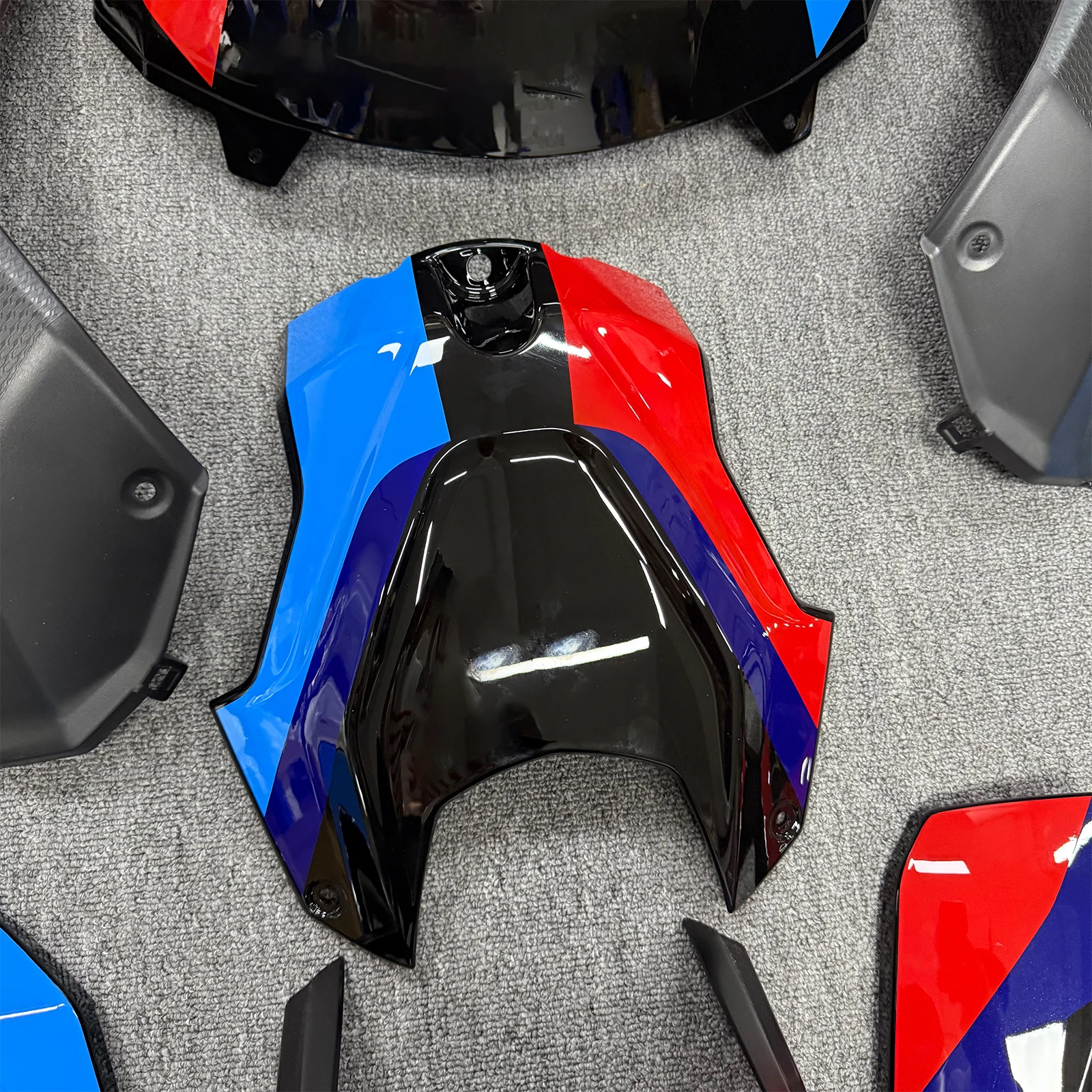 طقم هيكل خلفي مخصص لدراجة نارية BMW S1000R S1000 2025 موديل جديد. صندوق هدايا خلفي بإطار أسود وأحمر عالي اللمعان #2