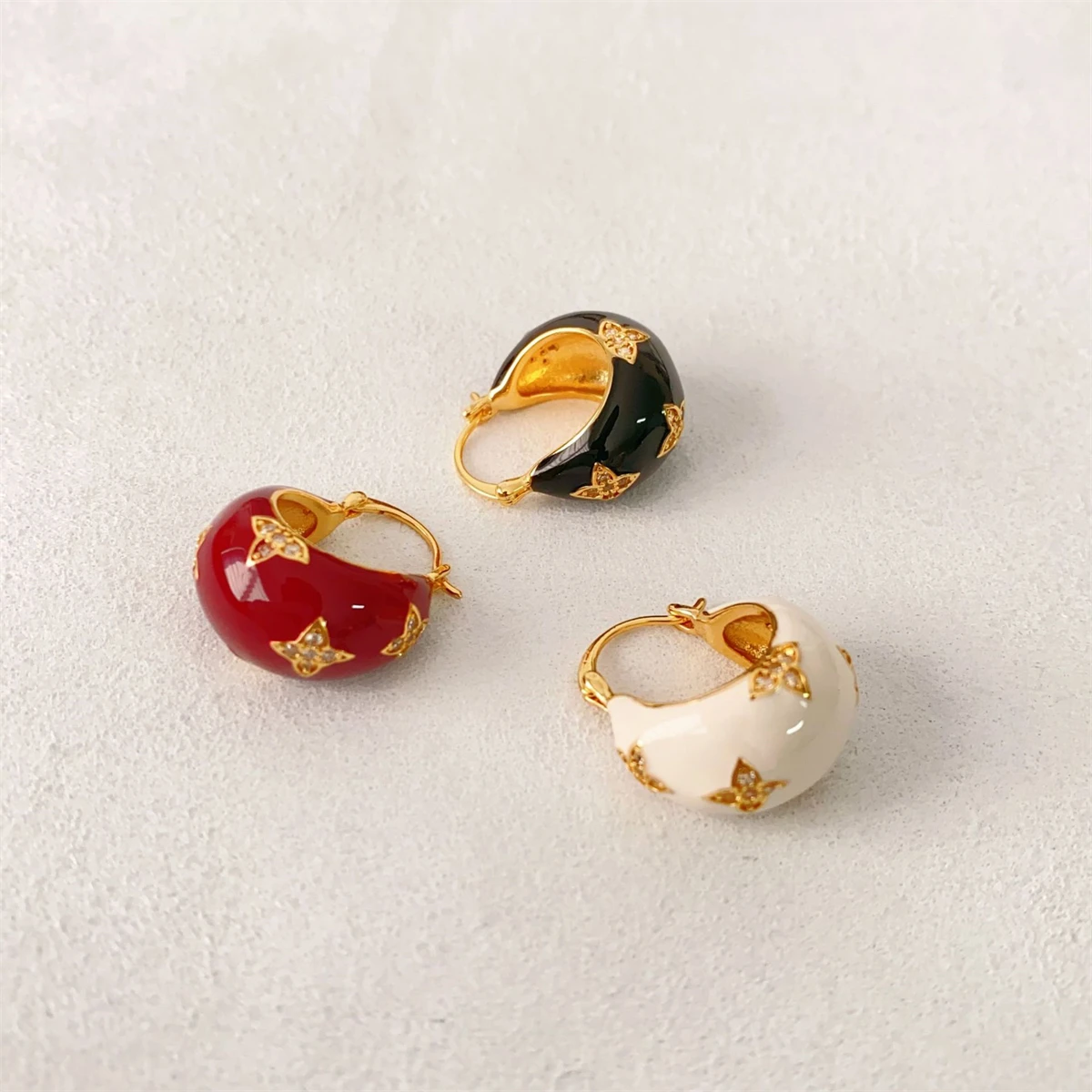 

WAKA Trendy Enamel Hoop Earrings for Women Colorful Chunky Huggie Earrings Fashion Geometric Ear Jewelry for Party & Daily Wear