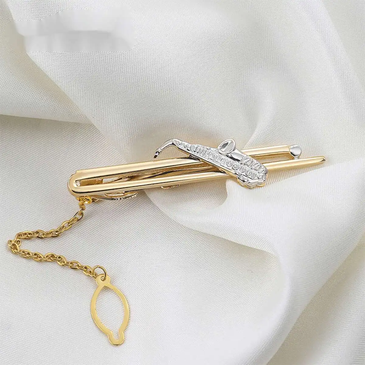 Fermacravatta in metallo a forma di sassofono semplice da uomo d'affari, fermacravatta alla moda a forma di strumento_voghion.com