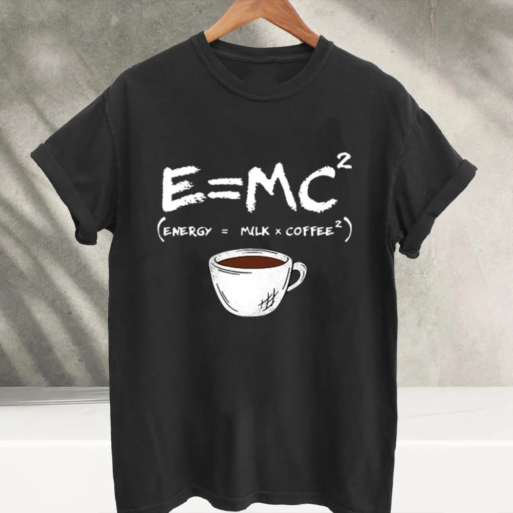 Унисекс футболка с забавным научным принтом «E=MC2 Energy Milk Coffee», юмористическим изображением физики и чашки кофе, круглым вырезом, из мягкого хлопка, свободного кроя.