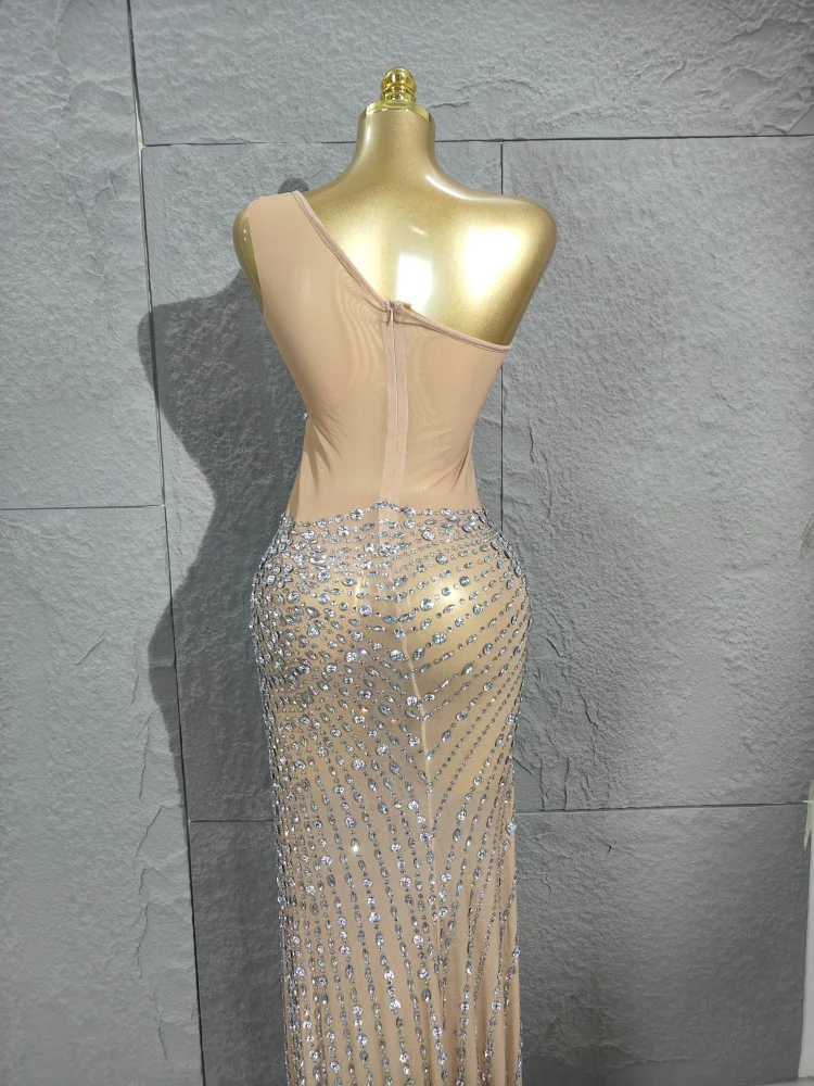 럭셔리하고 매혹적인 반짝이는 실버 라인스톤 메쉬 스플릿 엘라스틱 롱 드레스 우아한 파티 생일 무도회 기념 드레스 무대 의상