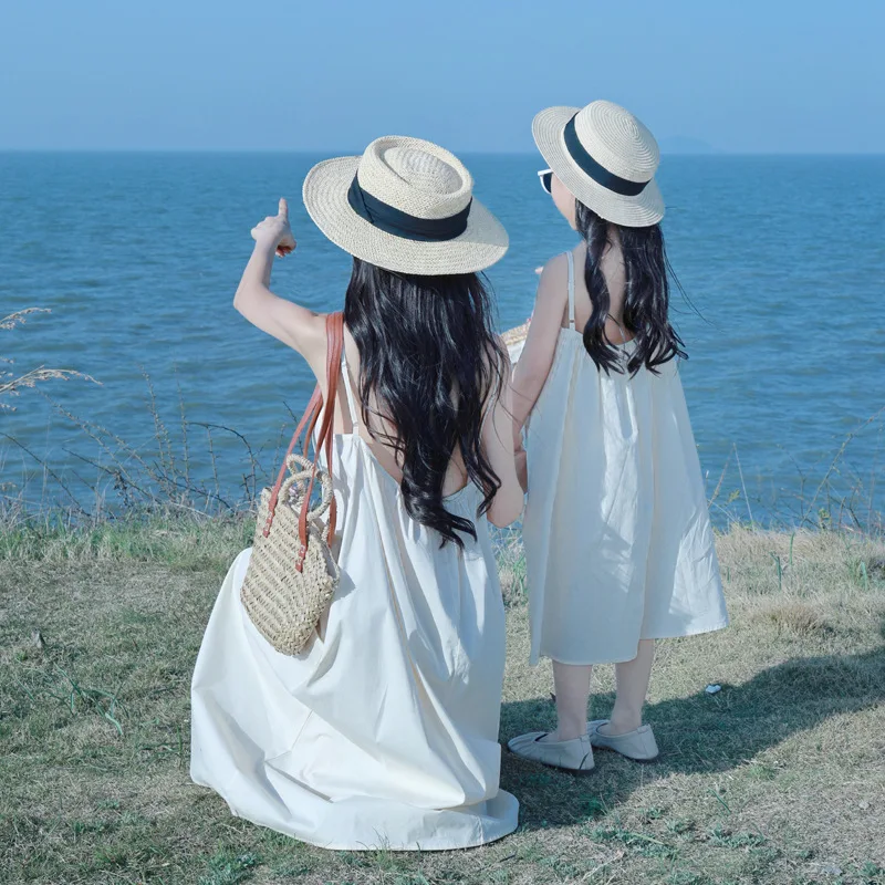 

Летние платья для мамы и дочки 2026: белые хлопковые длинные платья на бретельках с открытой спиной для пляжного отдыха для девочек