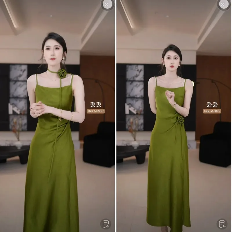 Damska sukienka maxi na ramiączkach spaghetti, z satyny w kolorze oliwkowej zieleni, z kwiatowym zdobieniem i marszczeniami, idealna na wieczorne przyjęcie.