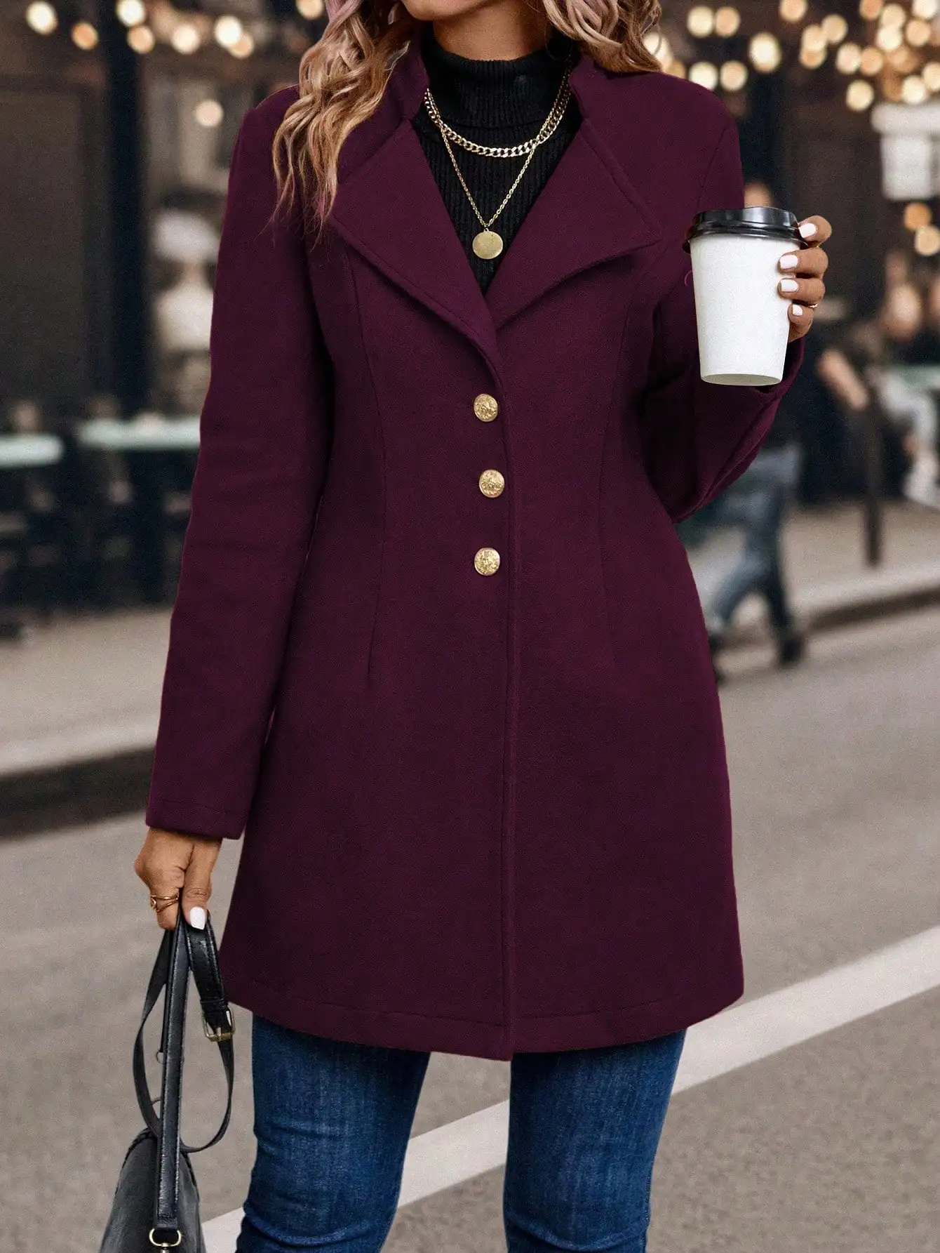 Damski burgundowy płaszcz jednorzędowy z długim krojem i złotymi guzikami, elegancka odzież wierzchnia na jesień i zimę.