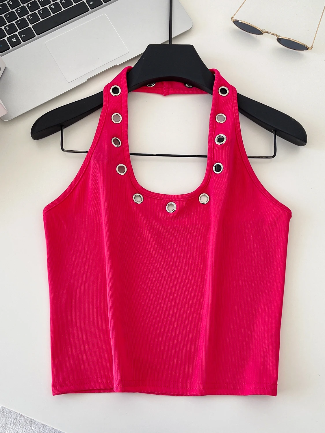 التخسيس المعادن الأزرق الجوف خارج حزام سترة المرأة الصيف Faionable تنوعا تانك القمم تخفيف Sle اللون لباس غير رسمي