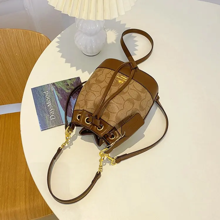 Stylish Designer Minimalist Diaper Bag For Women Elegant Leather Large Capacity Tote Bag Luxury Vintage Casual Commuter