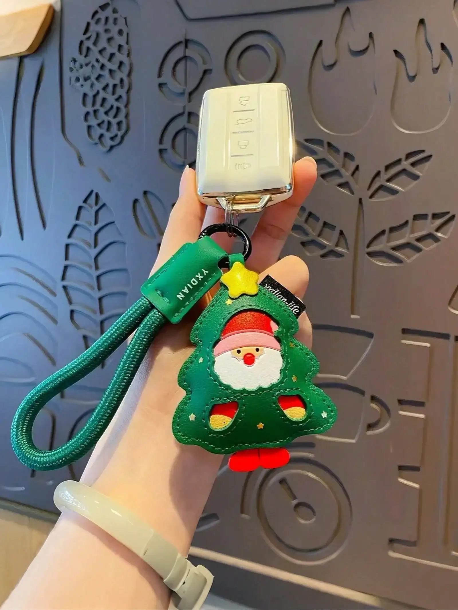 

1 шт. Брелок Санта-Клауса, изготовлен из искусственного материала, представляет собой праздничный аксессуар унисекс, который подходящий к праздничной атмосферу.