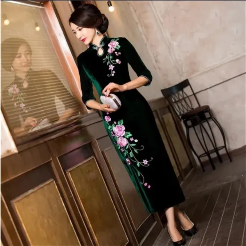 Abito da festa in velluto stile cinese Abito da madre elegante lungo di grandi dimensioni Abito cheongsam in velluto dorato ricamato Donne nobili