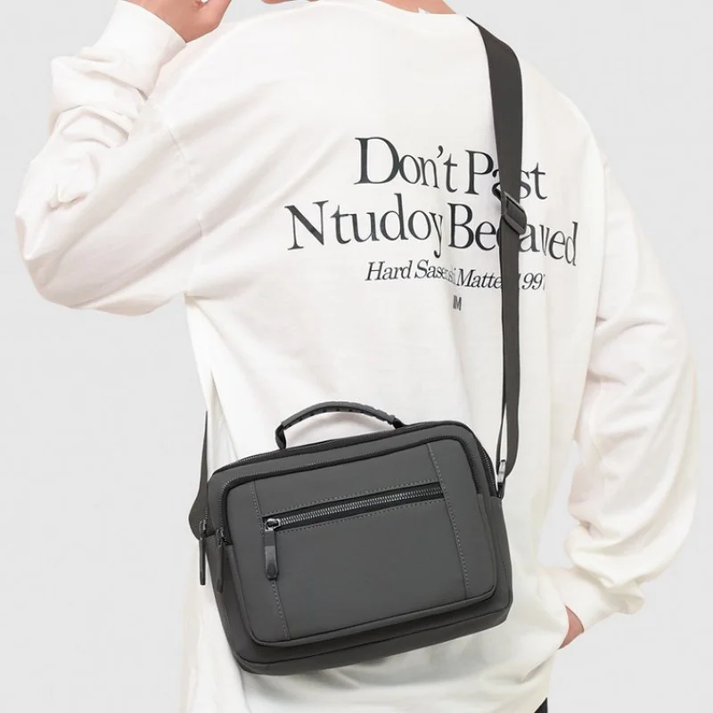 حقيبة كتف عصرية للنساء بتصميم كاجوال وبسيط مع جلد وجذابة عصرية