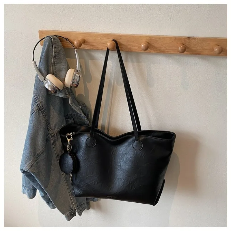 

Minimalist Unique Letter Logo Handbag For Women With Stylish Casual Simple Vintage Fashion And Leather