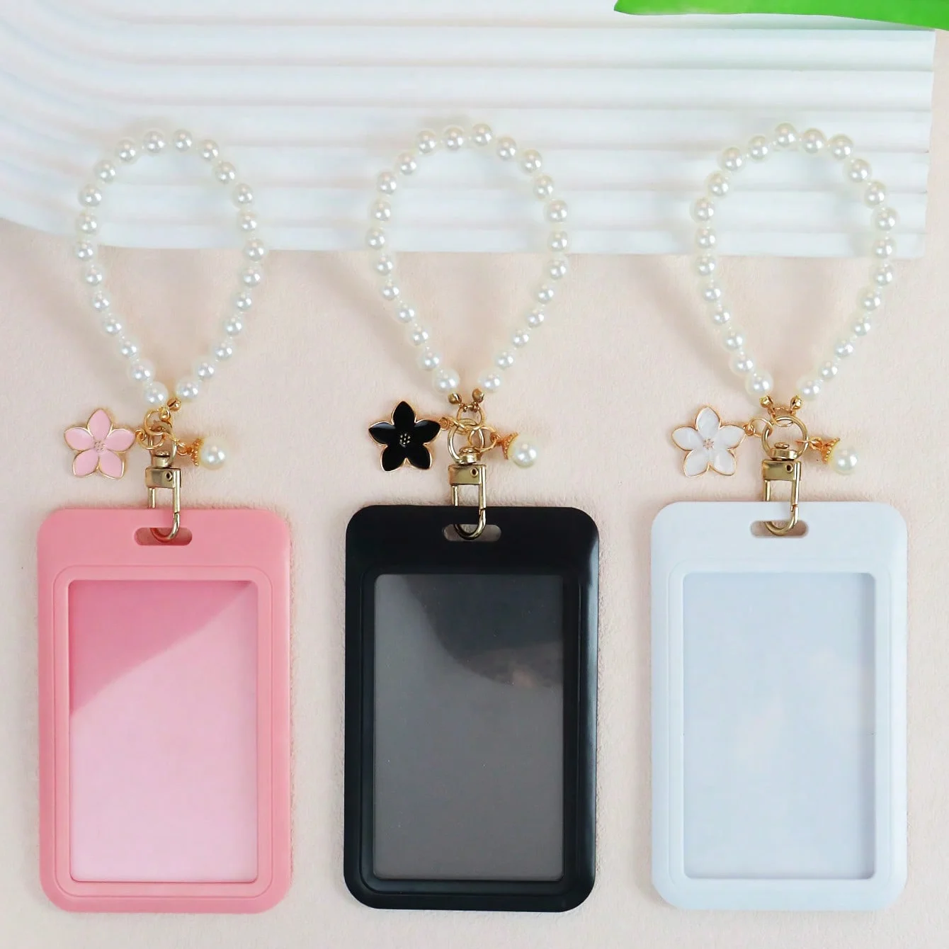 حبل معصم على شكل سلسلة مفاتيح لؤلؤية لطيفة مع حامل بطاقة الهوية وإكسسوارات زهور بحافة معدنية هدية أنيقة أنيقة للنساء والزوجة والأم #2