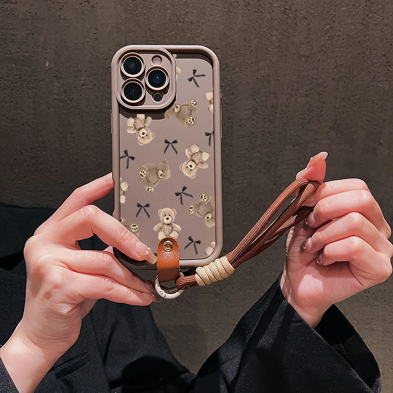Niedliche Schleifenbär-Handyhülle mit Lanyard für iPhone 14 15 16 17 Pro Max 14 13 12 11 Pro Plus Stoßfeste Matte Silikonhülle – Detail 6