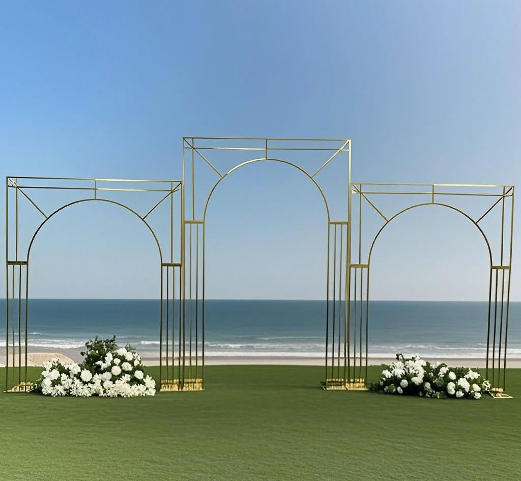 

Ключевые слова: золотая свадебная арка из нержавеющей стали, многокомпонентный фон, подставка для цветов, декоративная рама для уличного оформления.