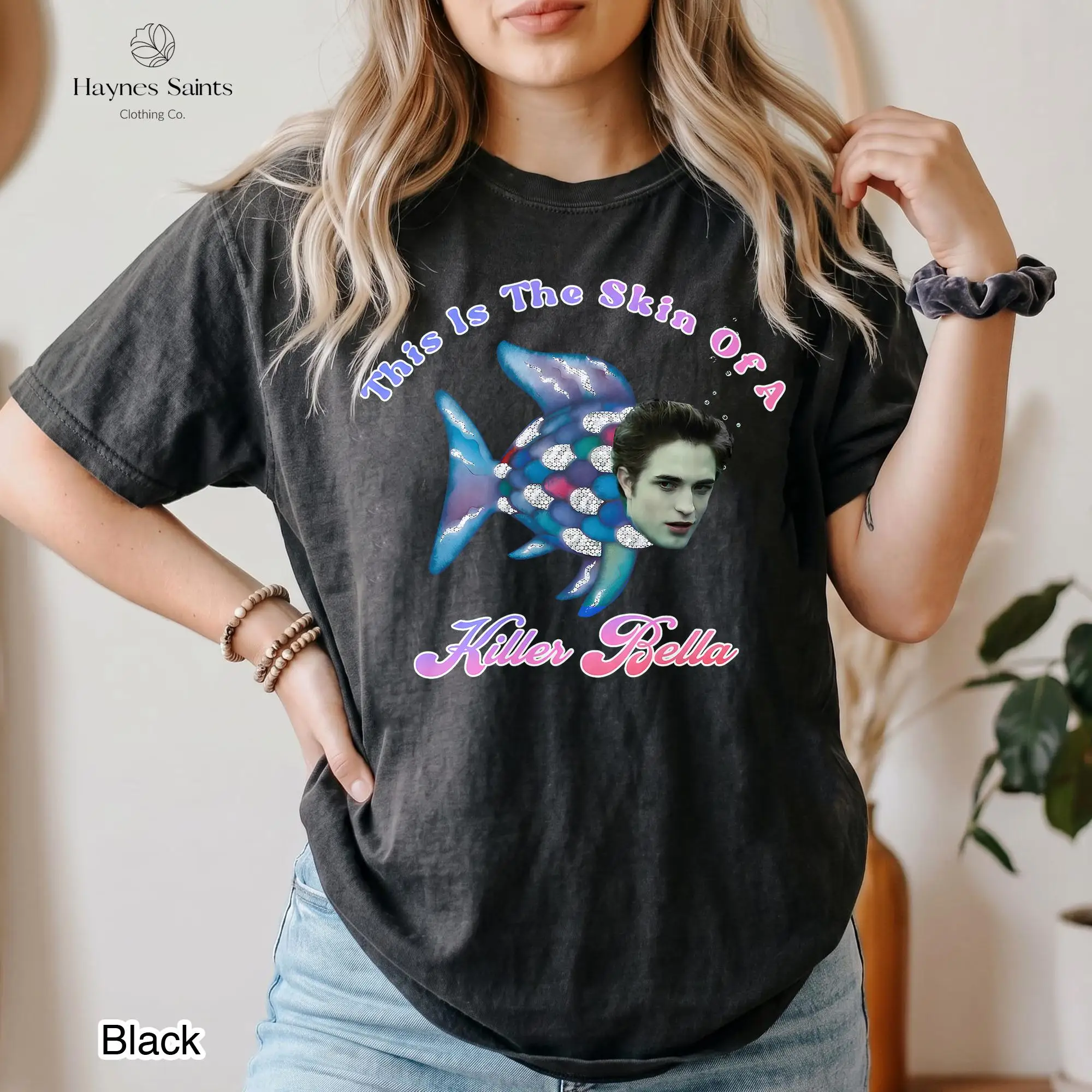 Das ist das T-Shirt „Skin of a Killer Bella“, ein lustiges T-Shirt mit einem Vampir-Fisch-Motiv, ein Retro-T-Shirt mit einem Design, das von Filmen inspiriert ist – ein ideales Geschenk. – Detail 6