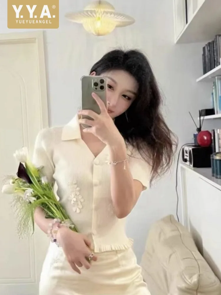 تي شيرت نسائي محبوك جديد لصيف 2025 تي شيرت نسائي محبوك على الموضة مكشكش زهور ورقبة على شكل حرف v وأكمام قصيرة تي شيرت واحد الصدر