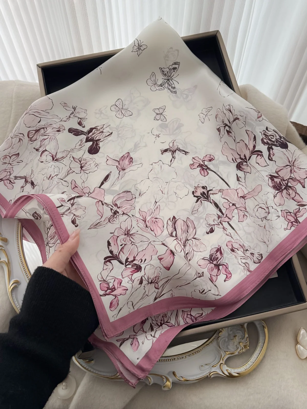 エレガントなソフトピンクのシルクスカーフ-65cm-装飾的なアイリス蝶のデザイン-若者と中年男性と女性のための多用途アクセサリー