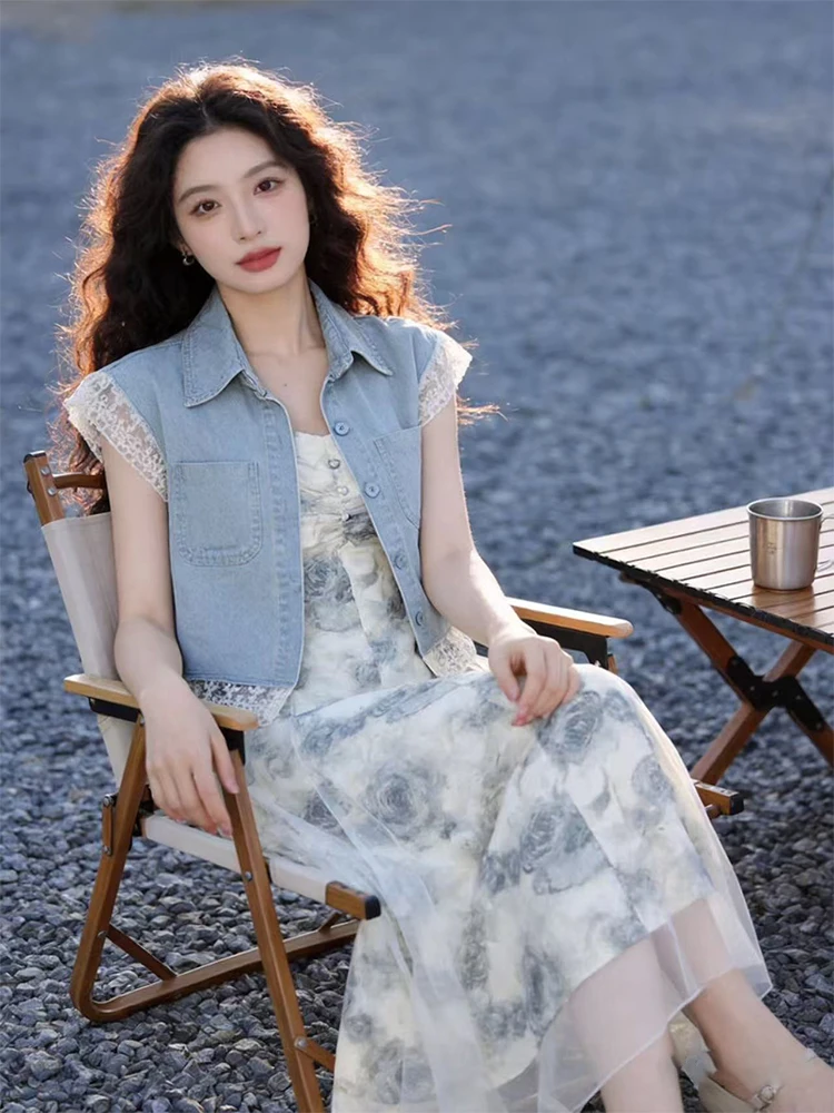 

Romantic Lace Splicing Denim Vest Floral Mesh Splicing Summer Atmosphere Feeling Two-Piece Set Women's Fashion Ensemble